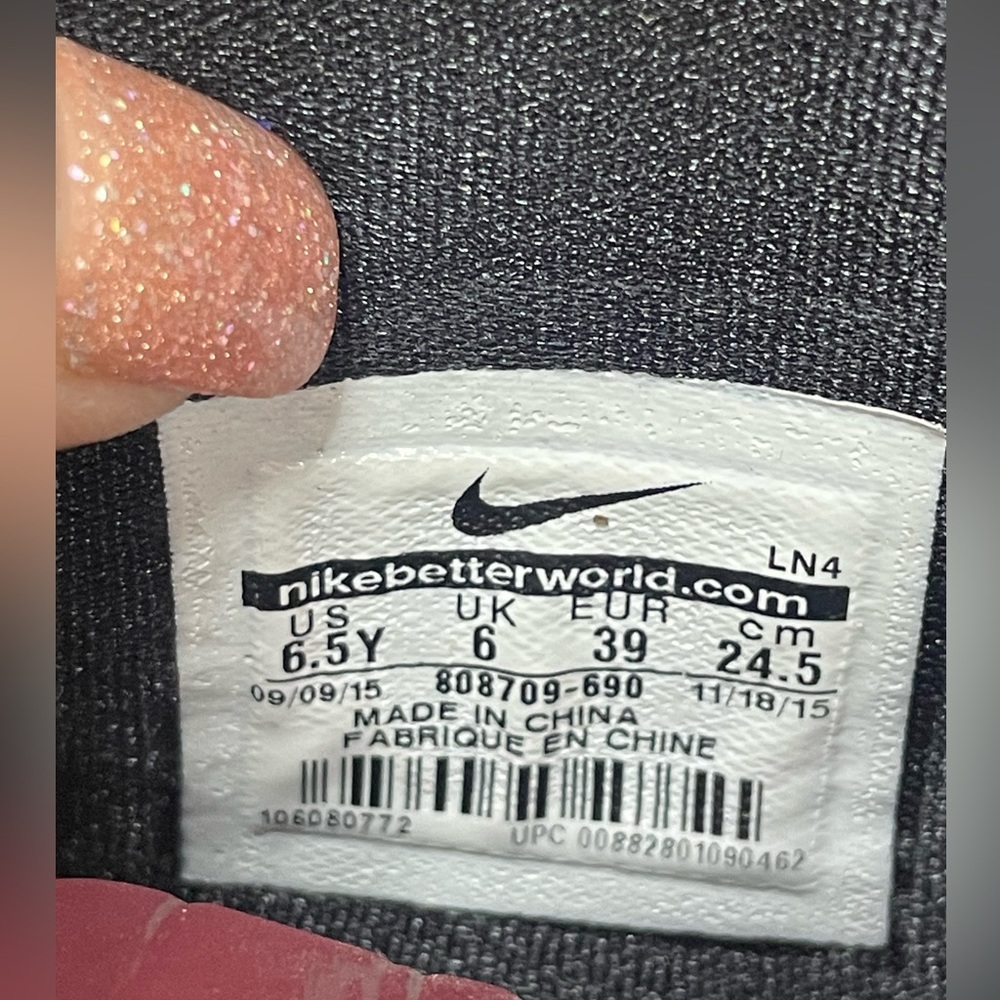 Lebron 13‎ Maroon and Gold size 6.5 Y Kids - Picture 11 of 11